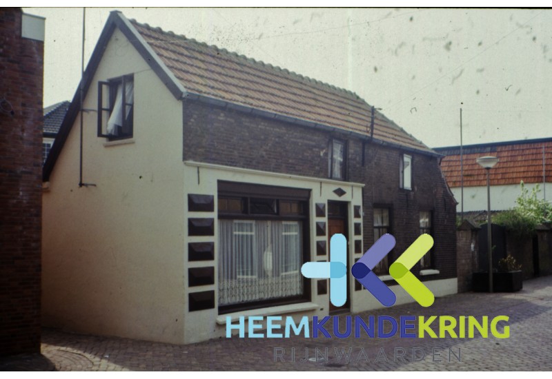 Coll. Gemeente Rijnwaarden Pand schoen maker Jeurissen Komstraat. Afgebroken (2)